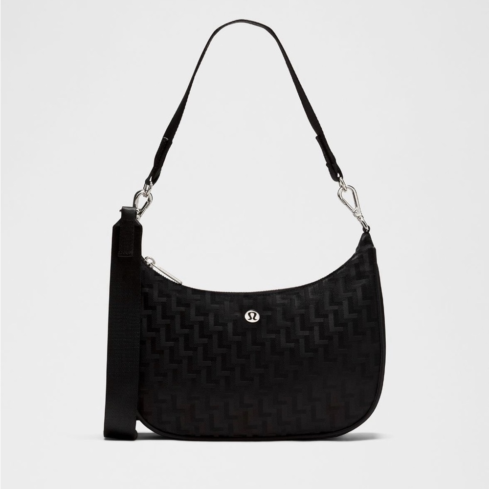 City Essentials Small
Shoulder Bag 3L L
Monogram Jacquard